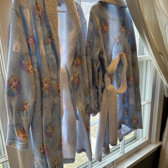 Elsa fleece robe (2 available) - Picture 2 of 5